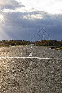 大铺有路面的公路 现场中间有标志路线场景沥青戏剧性风暴风景国家蓝色天气摄影图片