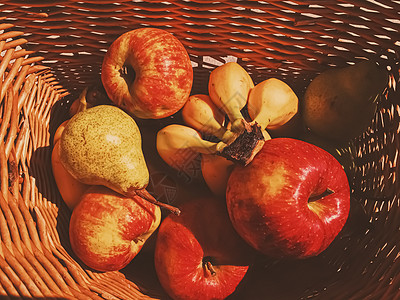 生锈的有机苹果 梨子和香蕉在柳篮中饮食农民热带乡村食物农业亚麻小吃农场篮子图片