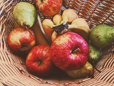生锈的有机苹果 梨子和香蕉在柳篮中农民篮子农业市场饮食农场柳条亚麻水果小吃图片