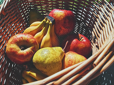 生锈的有机苹果 梨子和香蕉在柳篮中水果市场亚麻农场篮子饮食小吃食物农业柳条图片