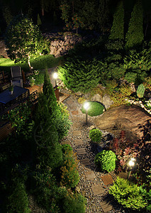 夜晚的花园露天光照图片