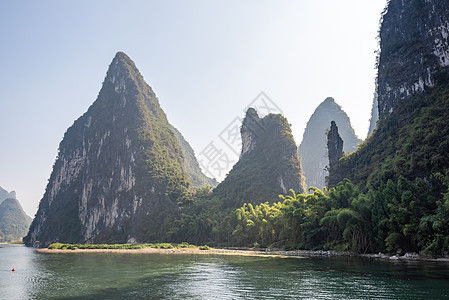 李河巡航和喀斯特在吉林形成山地风景的轮船爬坡旅行蓝色薄雾反射地质学岩溶天空晴天农村图片