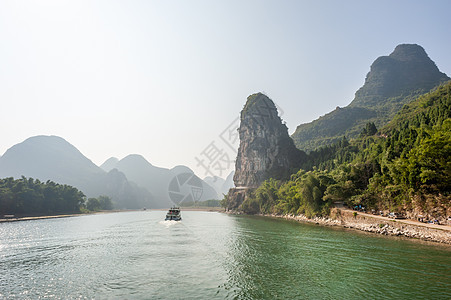 李河巡航和喀斯特在吉林形成山地风景的轮船山脉旅行旅游顶峰地标晴天爬坡地质学反射石灰石图片