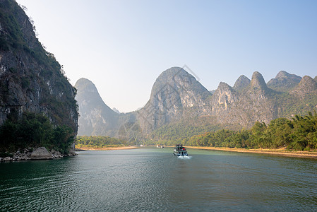 李河巡航和喀斯特在吉林形成山地风景的轮船天空山脉森林晴天农村地标顶峰岩溶场景爬坡图片