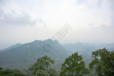 烟雾中的山地景观旅行高度土地场景冒险阴霾远足森林观光爬坡图片