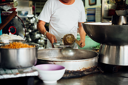 厨师在街头食品市场煮面汤猪肉烹饪餐饮食物蔬菜自助餐旅行男人餐厅午餐图片