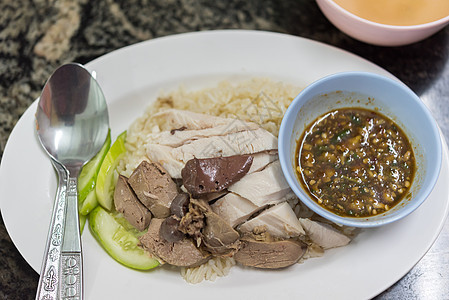 在街边食物中用鸡汤蒸饭的稻米蔬菜美食午餐早餐市场文化盘子餐厅街道饮食图片