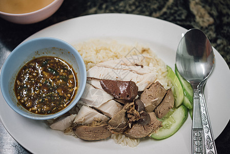 在街边食物中用鸡汤蒸饭的稻米早餐饮食蒸汽午餐盘子辣椒烹饪美食餐厅街道图片