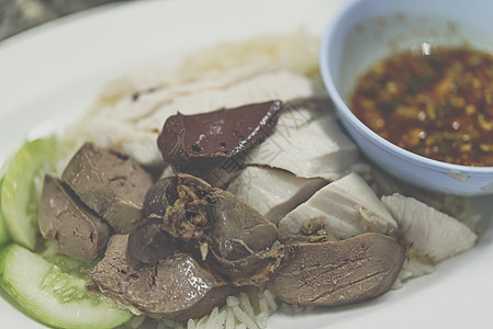 在街边食物中用鸡汤蒸饭的稻米餐厅饮食市场午餐烹饪蒸汽早餐美食盘子文化图片