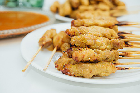 街头食品市场配花生酱的猪肉沙地炙烤文化叶子烤串烧烤沙爹餐厅美食小吃草本植物图片