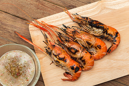 市场上的灰虾干淡水大虾牛扒营养海鲜炙烤美食餐厅钓鱼烧烤木炭烹饪图片