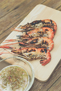 市场上的灰虾干淡水大虾牛扒木炭营养用餐火焰美食海鲜烧烤烹饪饮食图片