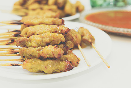 街头食品市场配花生酱的猪肉沙地香蕉盘子餐厅食物洋葱烧烤文化烹饪草本植物叶子图片