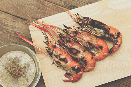 市场上的灰虾干淡水大虾烹饪炙烤饮食牛扒海鲜钓鱼街道食物火焰用餐图片