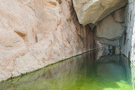 山峡的淡水池水淡水水池环境巨石岩石悬崖藻类沙漠旅行绿色图片