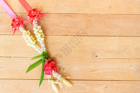 Garland 尊重在木板上泰国文化宗教植物问候语花瓣敬意玫瑰茉莉花价值观节日花园图片