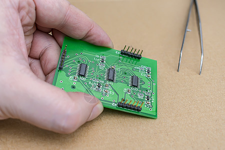 修理台主机主掌握的电子微电路在修理台上高清图片