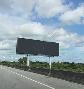黑色空白广告牌或广告海报在高速公路或立交桥的一侧在广告概念中的蓝天背景图片