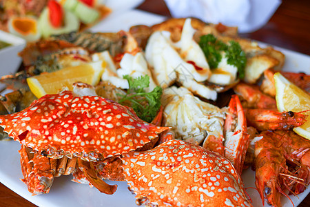大盘上海食物包括虾 莱蒙 鱿鱼和螃蟹壳动物奢华桌子柠檬海鲜盘子厨房金头菜单美食图片