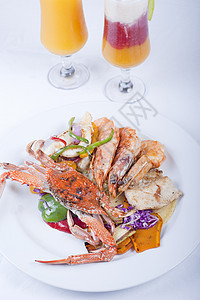 螃蟹和虾的海食白色盘子老虎饮料对虾眼睛粉色沙拉点菜水果图片