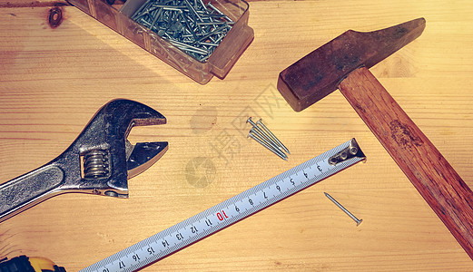 锤铁钉扳手和表架在木制摊间上金属工作台维修工具硬件构造木匠成套木头工具箱图片