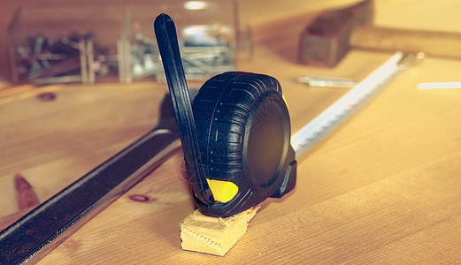 锤铁钉扳手和表架在木制摊间上工具金属工具箱工作仪表成套桌子硬件木工机械图片