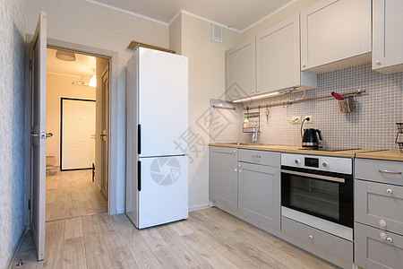 公寓内一间舒适的小厨房的内部 通往厨房的内门是开着的图片