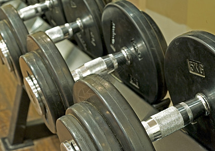健身房的哑巴人体重中心俱乐部体育活动运动举重哑铃健身架子背景图片
