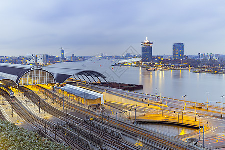阿姆斯特丹火车站和阿姆斯特尔河夜间图片