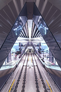 火车平台车站民众商业窗户乘客城市旅行铁路天空摩天大楼图片