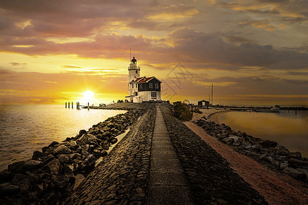 白色Marken岛灯塔的景象 荷兰清晨日出阳光晴朗 寒冷图片