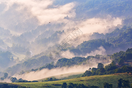 山地景色的狂暴日落仙境季节环境日出天空旅行阳光薄雾爬坡旅游图片
