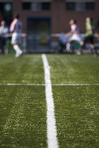足球场的线条运动员运动足球球员绿色背景图片