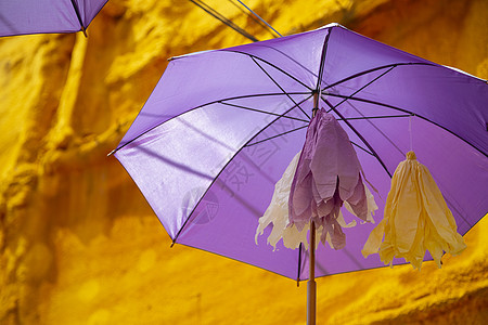 Guadalajara的Brihuega主街挂着紫色雨伞建筑橙子创造力装饰品艺术黄色配饰个人街道晴天图片