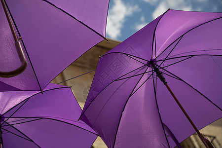 Guadalajara的Brihuega主街挂着紫色雨伞装饰品艺术节日黄色橙子薰衣草城市个人创造力日光图片