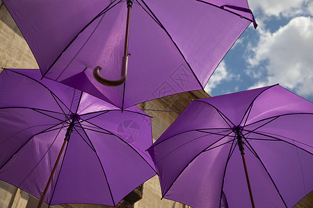 Guadalajara的Brihuega主街挂着紫色雨伞创造力建筑日光晴天节日个人橙子装饰品薰衣草配饰图片