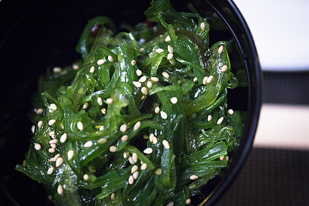 Wakame海藻沙拉美味美约沙拉植物海藻海鲜饮食筷子食物营养背景图片