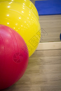 Pilates 的彩色球工作室红色活动瑜伽白色力量健身房训练运动塑料背景图片