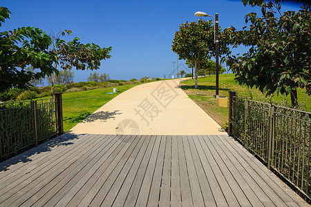 赫特公园支撑绿色人行道天空长廊海滩城市铁路景观公园背景图片