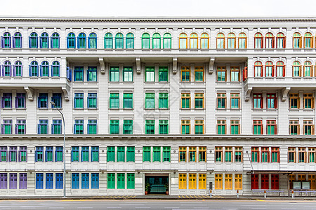 旧楼多彩的窗户窗帘红色遗产绿色旅游城市艺术文化社区蓝色旅行图片