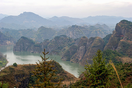 太阳下阳的美丽景色爬坡蓝色山脉反射绿色城堡天空树木岩石森林图片