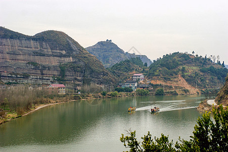 太阳下阳的美丽景色反射池塘绿色树木爬坡旅行城堡岩石天空蓝色图片