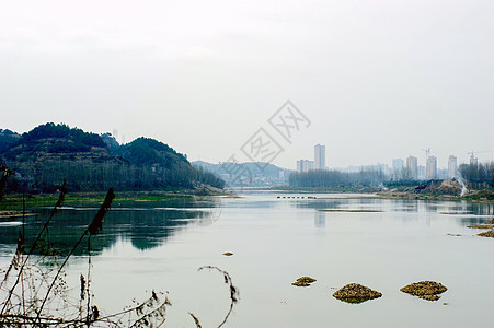 太阳下阳的美丽景色天空爬坡绿色公园树木反射旅行城堡池塘山脉图片