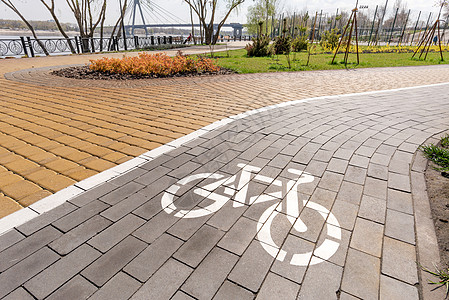 白色自行车路标小路路线城市车道分数民众车辆运动运输安全图片