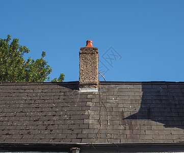 带有烟囱的传统英国屋顶背景图片