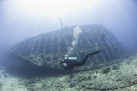 探索大船难的潜水器旅行血管帆船潜水员旅游潜水运输沉船甲板海洋背景图片