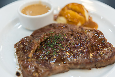 肉牛排牛肉或猪肉牛排和马铃薯泥鱼片香料街道蔬菜叶子肋骨营养午餐盘子餐厅图片