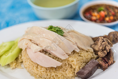 在街边食物中用鸡汤蒸饭的稻米黄瓜盘子蔬菜餐厅饮食文化蒸汽辣椒烹饪街道图片