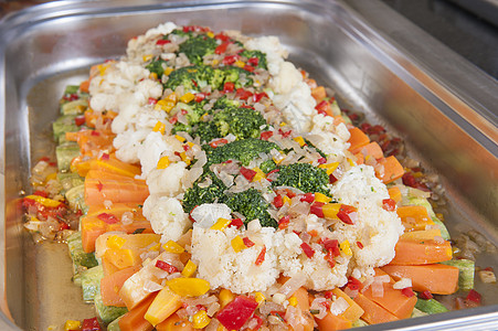 在餐厅自助餐点煮菜的蔬菜营养托盘菜花国际胡椒红色健康饮食奢华美食条子图片