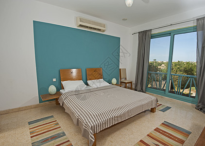 室内卧室房的内部设计设计床垫电视天花板家具羽绒被空调双人床枕头橙子地毯图片